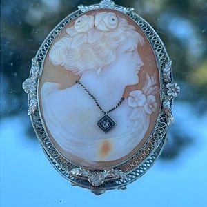14kt. Cameo with diamond pendant